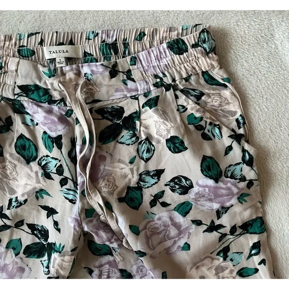 Aritzia Talula Cropped Lightweight Floral Pants/Joggers - Picture 3 of 4